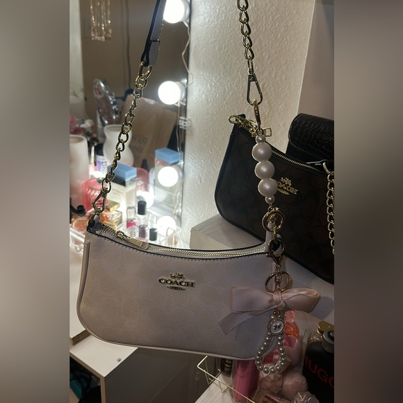 White shoulder bag comes with extra strap - Picture 2 of 3